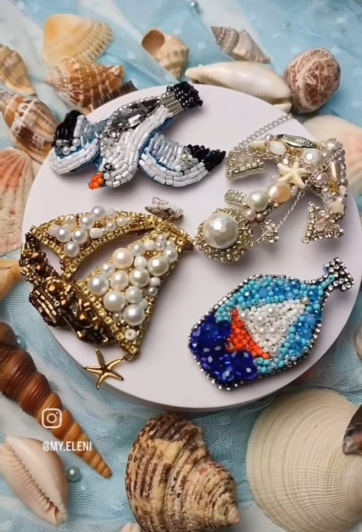Broșe și accesorii lucrate manual cu mărgele și perle