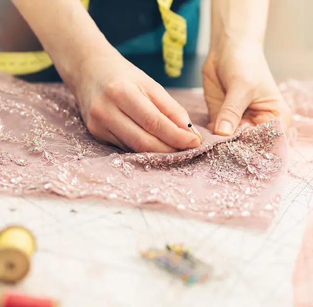 Lucrări de croitorie și finisaje textile în atelier