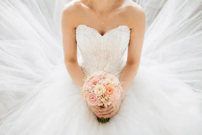 Rochie de mireasă elegantă cu voal și buchet