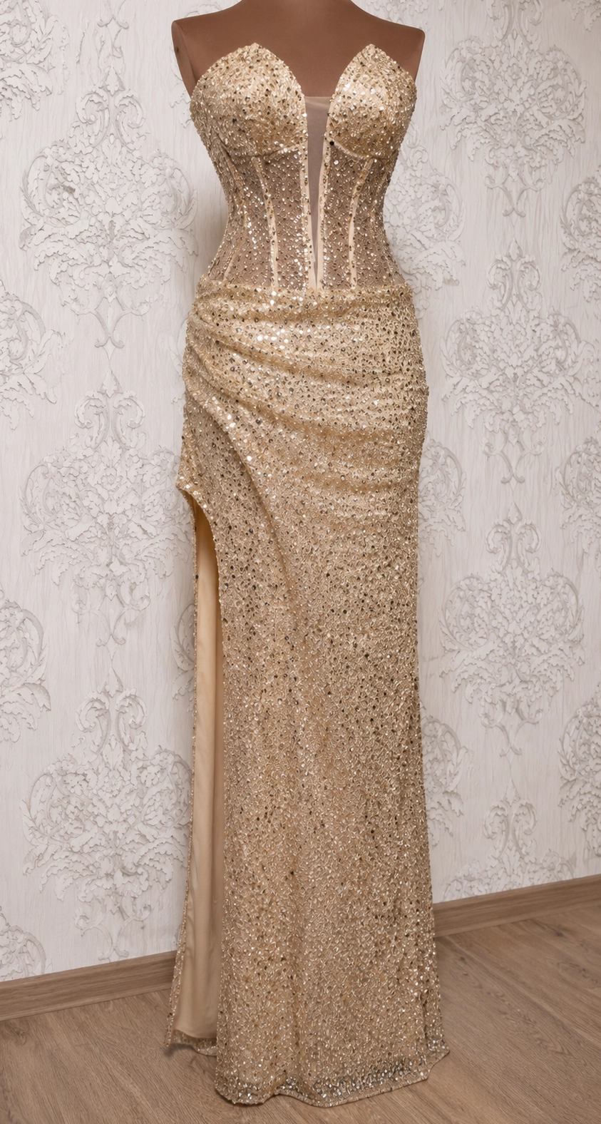 Rochie de ocazie fotografiată din față