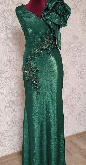 Rochie verde elegantă cu detaliu floral