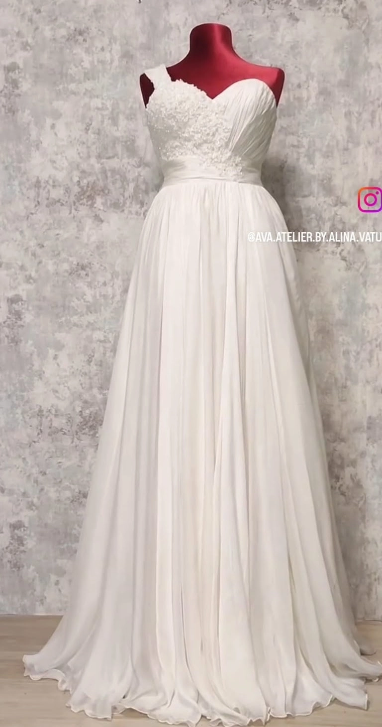 Rochie albă elegantă pe manechin